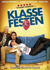 Kui Taani ja Eesti „Klassikokkutuleku“ plakatid iseloomustavad ka peaaegu identseid filme, siis on soomlased muutnud nii filmi plakatit kui sisu.  