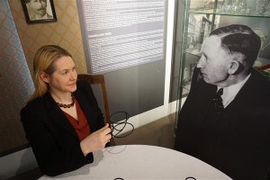 Maarja Vaino võrdleb tööd A. H. Tammsaare muuseumis näitusetööga – muuseumigi peab kogu aeg kureerima.  Täna avab ta seal „Tõe ja õiguse“ aineliste teatrilavastuste kostüümide näituse.  