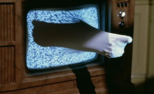 Reaalsuse ja simulatsiooni piiridest kõneleva David Cronenbergi „Videodroomi“  ühes märgilisemas episoodis imbub naisprotagonisti huuli meenutav vorm läbi tühja teleekraani, et konsumeerida keskse tegelase pea ja ülakeha. Selline piiriületamise kujund rõhutab avantpop’ilikku arusaama olukorrast, kus virtuaalne ja tegelik on ammu eristamatud kategooriad.