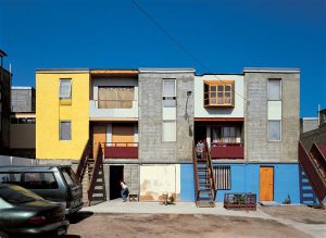 Alejandro Aravena Quinta Monroy paindliku ruumilahendusega sotsiaalelamud Iquiques Tšiilis. Elanikele anti üle 30 ruutmeetrit elamispinda, mida ise täiendades sai valmis ehitada 72ruutmeetrise korteri. 
