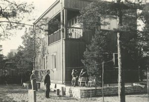 Marie Underi ja Artur Adsoni kodu Nõmmel aastatel 1933–1944. Praegu asub selles majas Underi ja Tuglase kirjanduskeskuse muuseumiosakond. Under ja Adson on nähtavalt esindatud vaid Ants Laikmaa kuulsa pastelliga ja Marie Underi järelejäänud raamatutega.