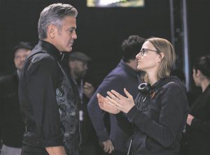 „Rahamaailma“ peaosaline George Clooney ja režissöör Jodie Foster on tuttavad rollidega nii kaamera taga kui ees. Fosterile on see juba neljas täispikk mängufilm.  