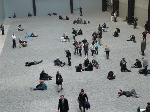 Ai Weiwei installatsioon „Päevalille­seemned“ Londoni Tate Modern’is. Ai sõnul demonstreerisid ekspositsioonisaali põrandale laotatud seemned hiina rahvast, kellel kommunistlik valitsus tallab, teda oma suva järgi suunates ja kujundades ja rõhudes. 