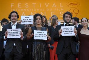 Peale meeleavalduste riigi sees on Brasiilia staarid ka välismaal uue valitsuse vastu sõna võtnud. Cannes’i filmifestivali viimasel päeval astus filmi „Aquarius“ kogu meeskond, sealhulgas staarnäitleja Sonia Braga punasele vaibale Dilma Rousseffi toetavate ja tema kõrvaldamist vägivaldseks riigipöördeks nimetavate plakatitega. 