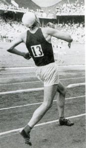 Hubert Pärnakivi saavutas USA ja NSV Liidu (1959) maavõistlusel Philadelphias 10 000 m jooksus teise koha. Repro raamatust „Legendaarne Hubert Pärnakivi“ (Greif, Tartu, 2007). 