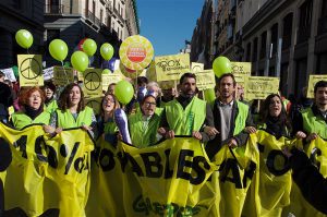 Greenpeace’i aktivistid mullu Madridis meeleavaldusel täielikku taastuvenergiale üleminemist nõudmas. 