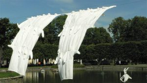 Mari-Liis Tammi lendutõusva hiigellinnu tiivapaari meenutav teos „Järelkujutis“ on pühendatud surnuks toidetud luikedele. 