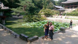Flo Kasearu koos oma tulevase aedniku Hong Kwang-Pyoga. Gwangju biennaal jõuab mõnes mõttes ka Tallinna: septembri lõpul hakkab Korea aednik tööle Kasearu majamuuseumi aias. 