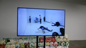 Barbora Kleinhamplová ja Tereza Stejskalová video „Magajad“ Michael Beutleri kunstiprojekti „Daeini vorstipood“ sees. 