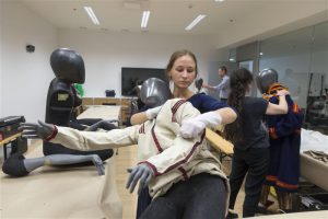 Näituse kuraatorid Piret Koosa (esiplaanil) ja Svetlana Karm seavad soome-ugri püsinäituse „Uurali kaja“ jaoks esinemisvalmis 3D-printeril prinditud mannekeene. 