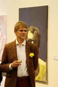 Margus Punab näituse „Maskuliinne eksistentsialism“ avamisel Nooruse galeriis. Taustal on Jaan Toomiku maali „Valmisolek“ (2007).