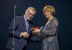 Eesti Muusikanõukogu esimees Peep Lassmann annab Tiina Mattisenile preemia.  