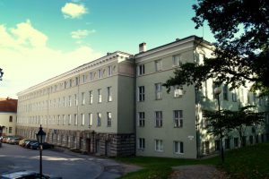 Tartu ülikooli vana keemiahoone, ruum 414 asus viimasel korrusel, aknad Toomemäe poole. 