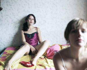 Anna-Stina Treumund. Aune. Installatsioon, pigmentfoto, 2005. Seeriast „Bedtime Stories“ („Unejutud“).