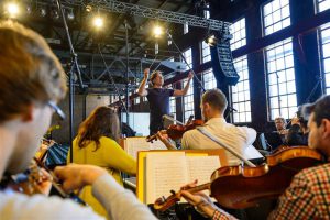 Läänemere Filharmoonikute kontsertide improvisatoorne loomus nõuab muretut väljenduslaadide vaheldust igas proovis  ja igal kontserdil. 