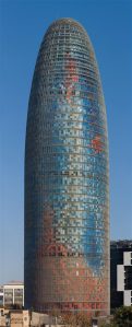 Romaani „Varaste tänav“ marokolasest peategelane Lakhdar loodab jõuda tõotatud maale, mille tohutu energia sümboliks peab ta Barcelonas kõrguvat hiiglaslikku fallost Torre Agbari.  