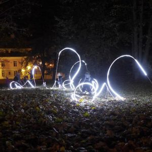 Tartu kunstikooli installatsioon „Tunne(l) läbi Tartu“ Tava festivali valgusteljel viis valguse ja heli vahendusel jalutuskäigule läbi linna. 