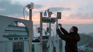 Mathias Judi ja Christoph Wachteri teos „Kas sa kuuled mind“ kujutas endast Berliinis Šveitsi saatkonna katusele rajatud vaba wifi-ala, mille kaudu kõik soovijad said sõnumeid postitada.