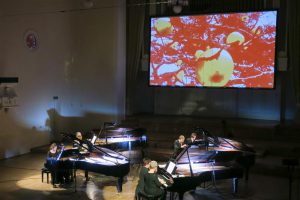 Klaveriorkestri kavas kujundasid Gavin Bryarsi uudisteosed koos Raoul Kurvitza videokunstiga põneva maailma.