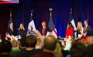 USA presidendiks valitud Donald Trump (pildil koos perekonnaga) lubas kandideerides, et taganeb nii Pariisi kliimaleppest kui ka mitmetest vabakaubanduslepingutest.