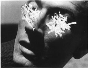 Stan Brakhage’i eksperimentaalfilm „Peegeldused mustal“ („Reflections on Black“, 1955) räägib pimeda mehe nägemustest. Loojutustamisvahendina on kasutatud füüsilist filmilinti: tähed pimeda silmadel on kraabitud otse filmikaadritele. 