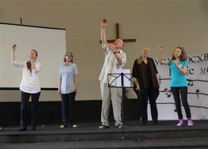 Kurtide viipelauluansambel Tallinnas viipekeelsel jumalateenistusel.