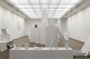 Belgia kunstnike Jos de Gruyteri ja Harald Thysi ruumiinstallatsioon „Valge suprematism“ oli Vilniuse Kaasaegse Kunsti Keskuses väljas 15. IV – 29. V.