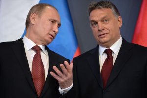 Mida rohkem liberaalse demokraatia ideed narratiivi tasandil õõnestatakse, seda kasulikum on see Venemaa presidendile Putinile,  pildil koos Ungari peaministri  Viktor Orbániga.