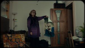„Mõtlesin, milline mees! Ilus ja andekas! Nüüd aga vaatan ja mõtlen, et tõbras.“ Tädi Ljuda Lvivist võtab seinalt maha armastatud Nikita Mihhalkovi plakati. 