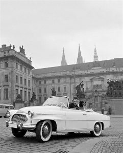Tšehhi majandus on teiste Visegrádi neliku riikidega võrreldes siiski omaette kategooria: tugevam kõrgtehnoloogiaga seotud komponent, ülejäänud nelikust suuremad palgad. Pildil USA 1957. aasta miss Charlotte Sheffield sõitmas Škoda 450ga. 