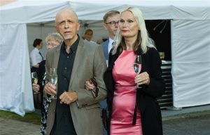 Äsja Eesti ja Euroopa kriise lahkava romaani avaldanud Mihkel Mutt koos abikaasa Tiina Tammetaluga suvel Kadrioru roosiaias.