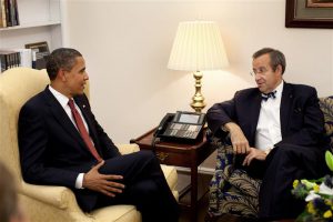 Täiesti uskumatuna tundub THI esmane keeldumine telefonikõnest president  Obamaga Ukraina kriisi haripunktis, kuuldes, et too soovib seda teha telefonikonverentsina kõigi kolme Balti presidendiga. Pildil Ilvese kohtumine Obamaga 2009. aasta juulis.  