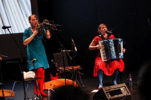 Perekontserdil „Upa-upa-ubinakõnõ“ tutvustati nii ootuspäraseid kui ka ootamatuid helitekkeallikaid. Fotol Mari Kalkun ja Tuulikki Bartosik.