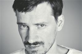 Szabolcs Hajdu on Ungari režissöör selle aastatuhande alguse andekate filmitegijate põlvkonnast. Tänavu PÖFFil linastuv „Miraaž” on tema viies täispikk mängufilm. 2010. aastal tekitas PÖFFil elevust tema eelmine linateos „Bibliothèque Pascal”.
