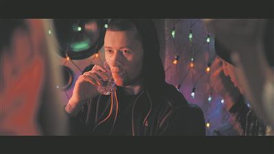 Räpparite rolliks on ja jääb filmides pätte mängida. Suur Papa (Uku Arop) kehastab kogu kvartali hirmu Zaiidi.