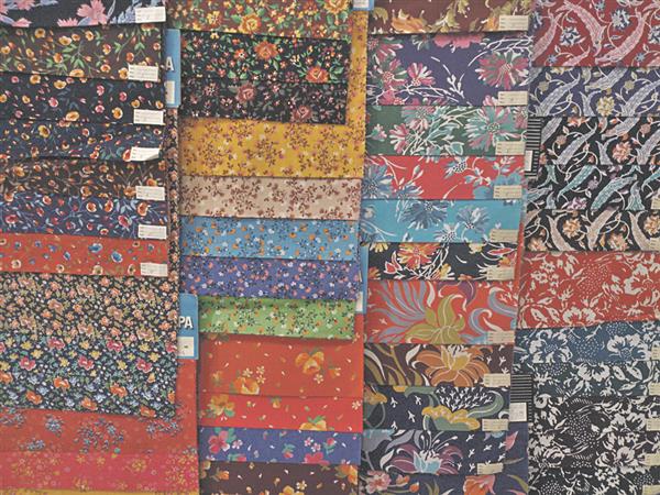 Enamikul Kreenholmi trükikangastest leiab väikseõielisi lillemustreid tumedal taustal. See oli seeliku, kitli, räti jne kangaks kõige praktilisem valik. 