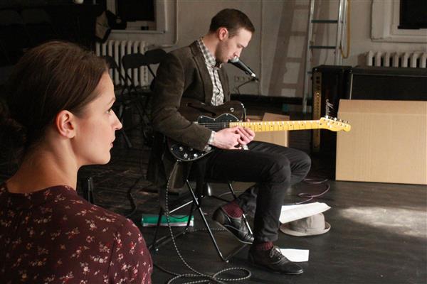 Gertrudi tänava teatri „Vanjas“ on tegelased (fotol: Sonja – Madara Botmane, Astrov – Ivars Krasts) argiriietuses  ja kogu kujunduse moodustavad neli valget põrandalampi, mõned pappkastid, klaver ja elektrikitarr.