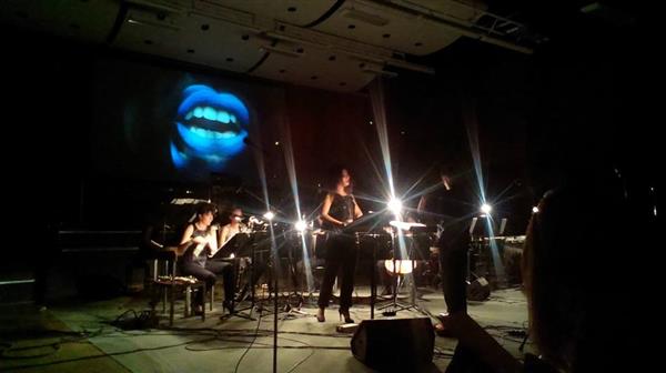 Agata Zubeli lühiooperi „Not I“ ülimalt virtuoosne ja lummav audiovisuaalne tulevärk jääb kindlasti tänapäeva vokaalmuusika oluliseks teetähiseks. 