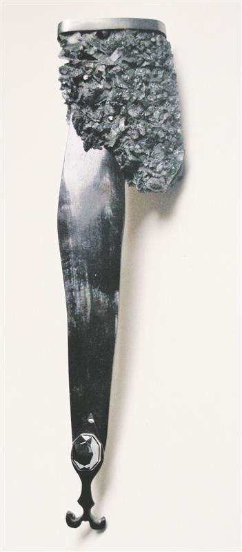 Kristiina Lauritsa rinnaehe „Kõu I“, 2014, must sool, hõbe, sarv, hematiit.