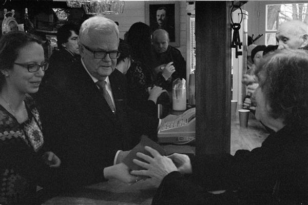 Reimo Võsa-Tangsoo mustvalged fotod näitusel „Tabada tuuma ja põrgusse tagajärjed“ on riigikogu valimiste visuaalne uurimus. Kunstnik pildistas 31. I – 28. II avalikel üritustel poliitikasse pürgijaid. Ta lootis kohata heroilisi oraatoreid, kuid leidis eest tavalise inimese. Mustvalge filmi ja analoogkaamera kasutamisega püüdis Võsa-Tangsoo vabaneda ajakirjanduslikust töörütmist ning jätta sisse pildistatu, sündmuste, emotsioonide ja lõplike valikute vahel nii-öelda ajaline viivitus.