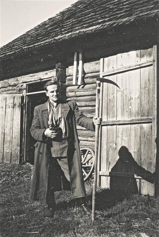 Aspirant Ants Viires Avinurme valla Kõrve külas Tolmumetsa talus võsavikatiga välitöödel.