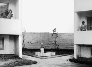 Virvendav l&uuml;himonument Kinomajas