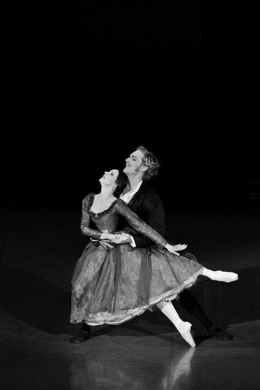 Luana Georgi loodud Tatjana on psühholoogiliselt sügav, siiras ja üdini naiselik roll. Jonatan Davidssoni Onegin on aga külm, sügavalt depressiivne, sügavas kriisis mees.