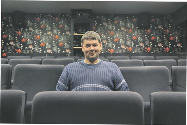 Rait Sulg Männimäe kino 50-kohalises saalis.