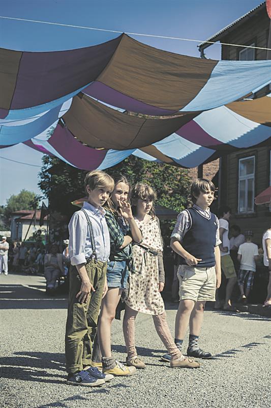 Neli noort näitlejat pakuvad Supilinna salaseltsi liikmetena oma vanematele kolleegidele väärikat konkurentsi. Filmi käis esimese nädalaga vaatamas üle 17 000 inimese.