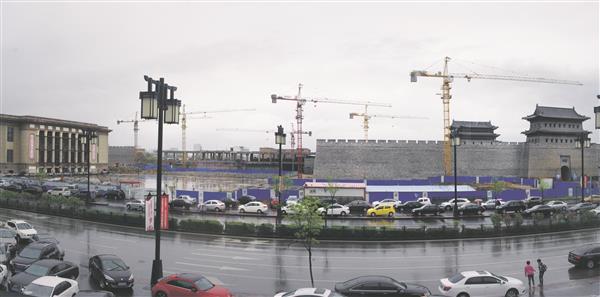 Datongi läänevärva väljak, vasakul esialgselt asukohalt nihutatud näitusemaja.