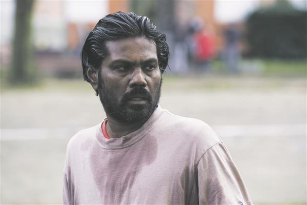 „Dheepani“ nimitegelast kehastav Jesuthasan Antonythasan värvati 16aastaselt Tamili Tiigrite lapssõduriks, aga tal õnnestus kolm aastat hiljem põgeneda.