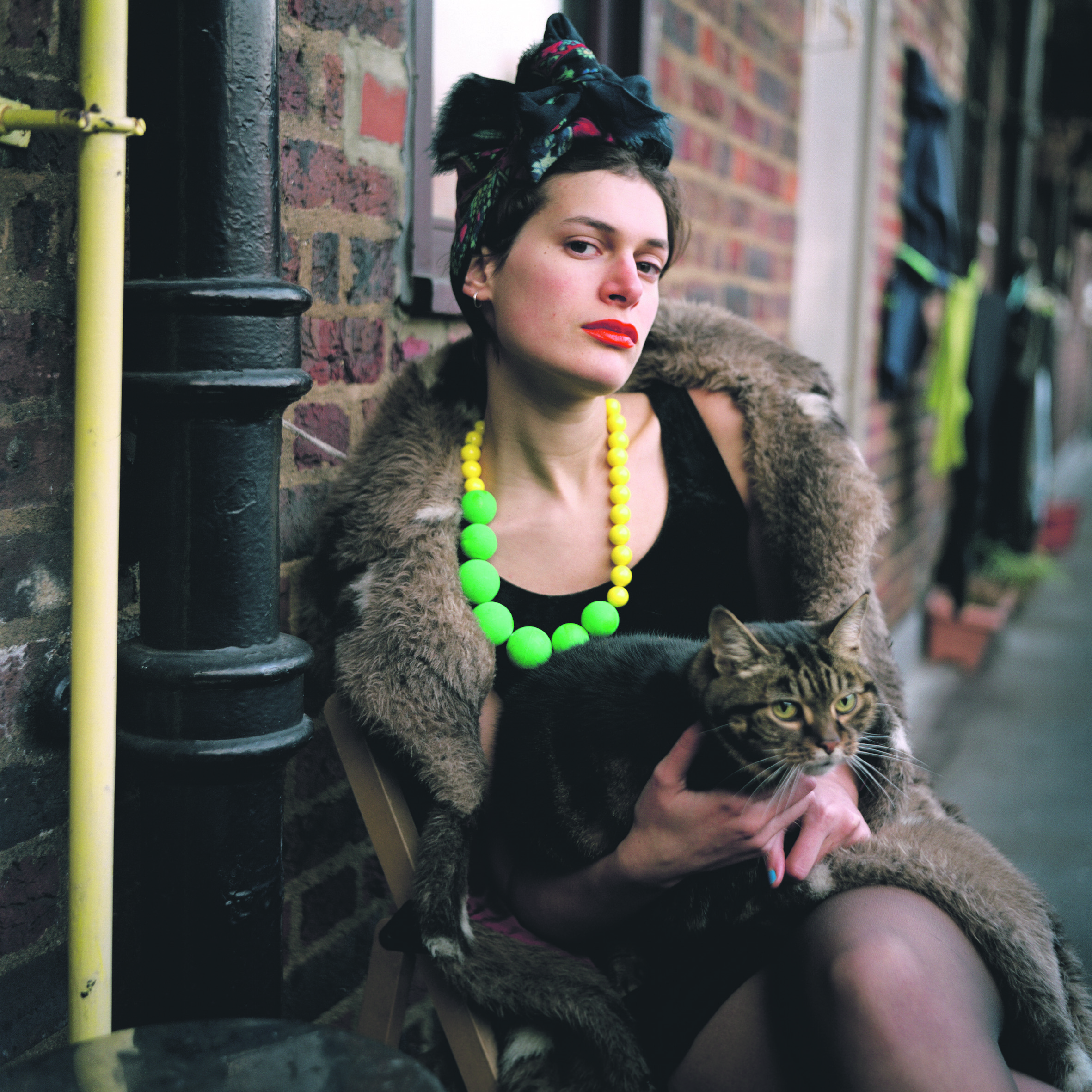 Maria Kapajeva. Asja. Seeriast „Kunstniku portree noore naisena“, 2012. –2015. Autori loal. Maria Kapajeva on Londonis elav Eesti vene rahvusest kunstnik, kes ise kirjeldab oma fotoseeriat: „Enamik neist naistest ei ole kolinud uude riiki selleks, et seal abielluda, vaid et realiseerida oma loomingulist potentsiaali, ükskõik kas nad kirjutavad, joonistavad, maalivad, pildistavad või leiutavad.“