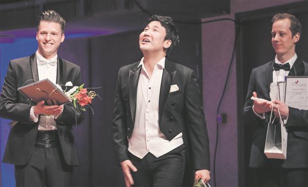 Klaudia Taevi nimelisel noorte ooperilauljate konkursil pälvis esikoha Sunghyun Kim Lõuna-Koreast (pildil keskel), teiseks tuli Ewa Tracz Poolast ja kolmas preemia jagati Läti esindaja Rihards Millersi (paremal) ja Venemaalt pärit Juri Rostotski (vasakul) vahel.