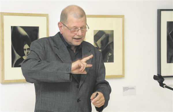 Brno Morava galerii kuraatorilt Antonín Dufekilt on ilmunud mitmeid kaalukaid Tšehhi avangardfoto käsitlusi.